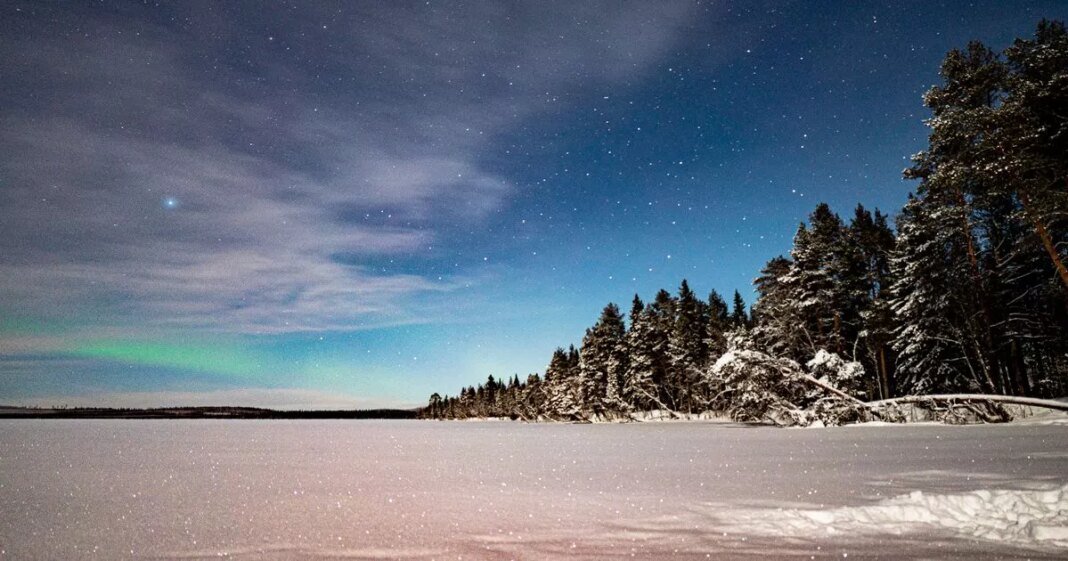 0_a-weak-turquoise-northern-light-on-a-cloudy-nightsky-in-winter