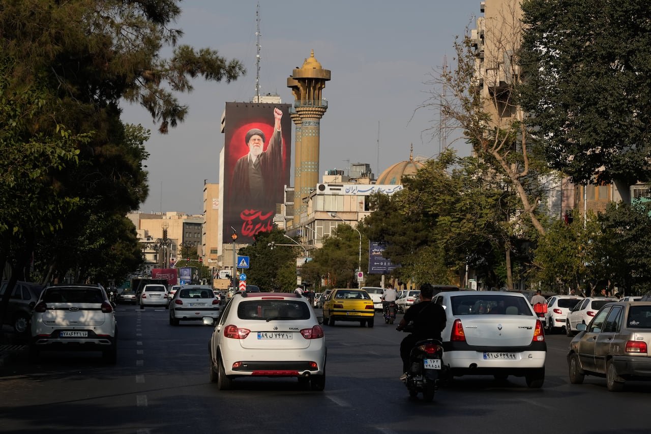 default-520 A billboard in Tehran with the message 'We must rise up' in Farsi.